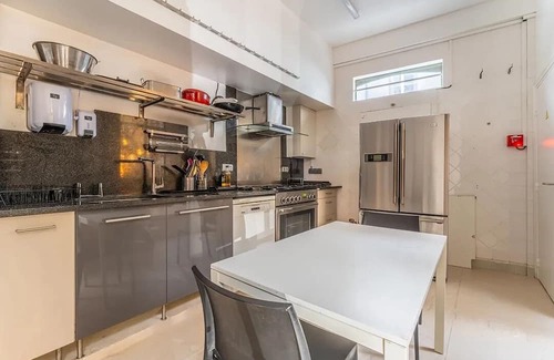 Arsenal Appartement | A Verdant Escape:580m2:Expansive Townhouse Nestled in a Marais Cul-de-Sac
