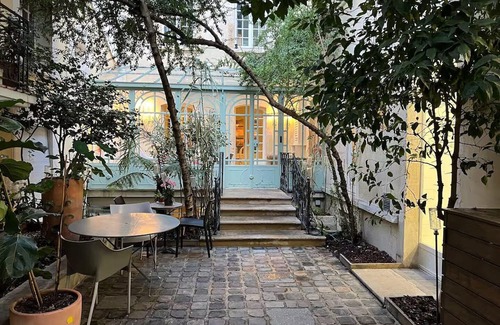 Arsenal Appartement | A Verdant Escape:580m2:Expansive Townhouse Nestled in a Marais Cul-de-Sac