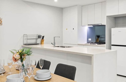Macgregor Appartement | Modern Retreat 2 Ensuite Bedrooms + Walk to Shops
