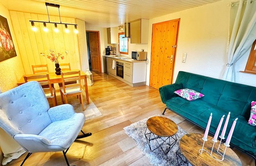 Rhodes Cabine | Blue house just 2 minutes from the Parc Animalier de Saint Croix!