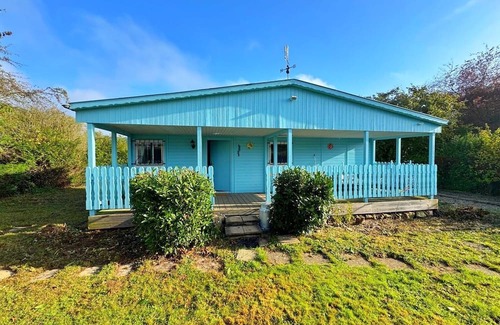 Rhodes Cabine | Blue house just 2 minutes from the Parc Animalier de Saint Croix!