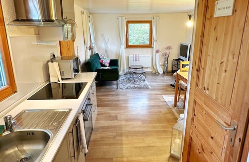 Rhodes Cabine | Blue house just 2 minutes from the Parc Animalier de Saint Croix!