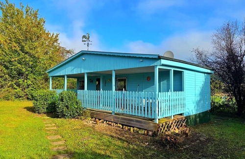 Rhodes Cabine | Blue house just 2 minutes from the Parc Animalier de Saint Croix!