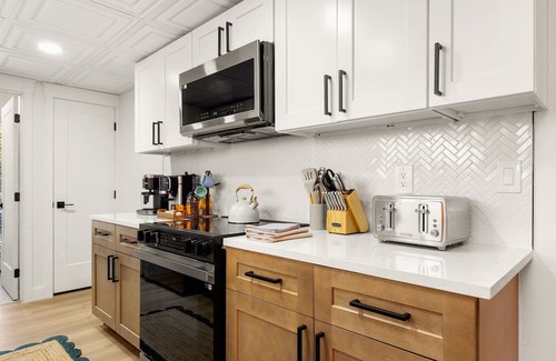 North Central Thousand Oaks Maison | Spacious Family Getaway w/Heated Pool, Fire Pit, Hot Tub, Movie Theater