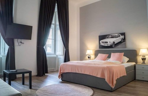 Mariahilf Hôtel | Shopping Paradise 9BR Complex Ideal for 23 People