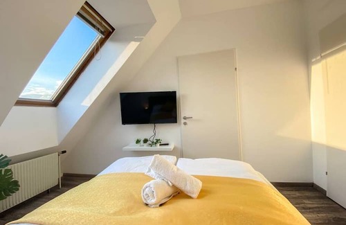 Favoriten Hôtel | Stunning 12BR. Floor - Perfect for 24 People Group