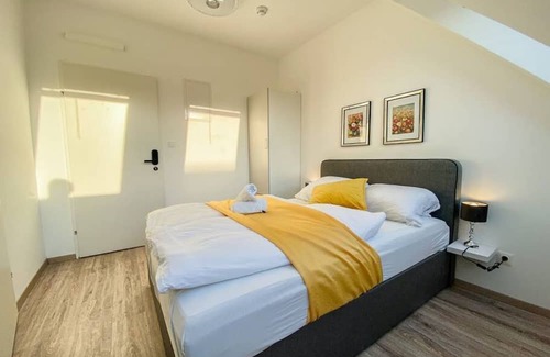 Favoriten Hôtel | Stunning 12BR. Floor - Perfect for 24 People Group