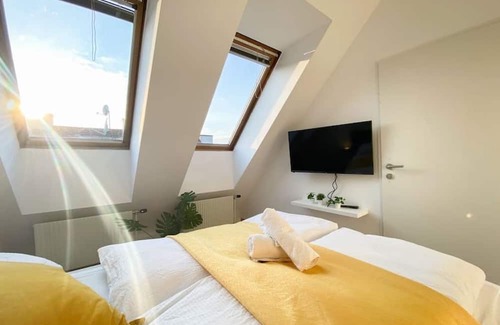 Favoriten Hôtel | Stunning 12BR. Floor - Perfect for 24 People Group