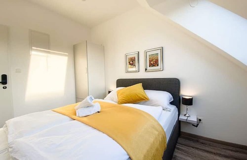 Favoriten Hôtel | Stunning 12BR. Floor - Perfect for 24 People Group
