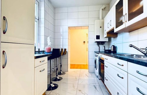 Liesing Appartement | Convenient Room in Shared Apt | Walk to Kaufpark