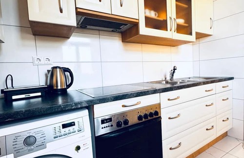 Liesing Appartement | Convenient Room in Shared Apt | Walk to Kaufpark