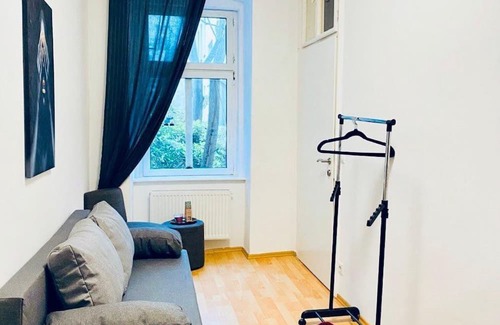 Himmelpfortgrund Appartement | Comfortable Room by Währinger Park, Shared Apt
