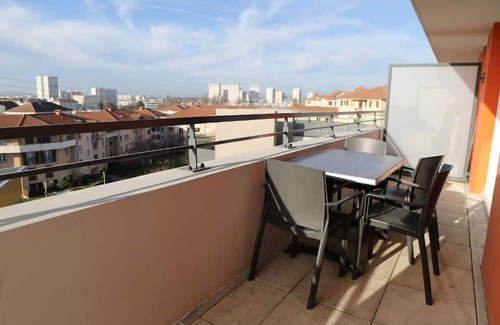 Chevilly-Larue Hôtel | Charming Apartment w/Kitchenette Steps from Vibrant Market & Metro