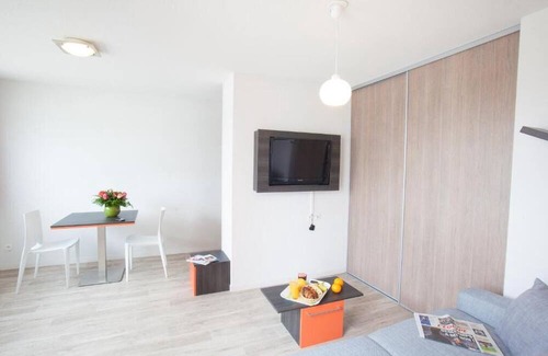 Chevilly-Larue Hôtel | Charming Apartment w/Kitchenette Steps from Vibrant Market & Metro