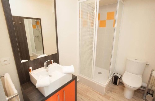 Chevilly-Larue Hôtel | Charming Apartment w/Kitchenette Steps from Vibrant Market & Metro