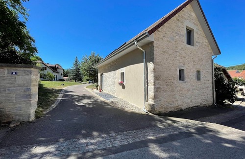 Maizieres Cottage | Charming independent cottage with garden and family activities