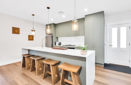 Cooma Maison | Newly renovated 4 bed, 3 bath retreat with lux stone fireplace & cook’s kitchen