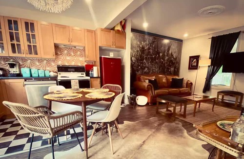 Hudson Maison | Vintage decor for a retro-chic stay in Hudson
