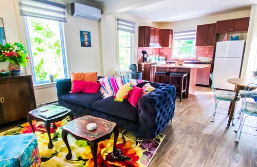 Hudson Appartement | Frida Kahlo-Themed Apartment for Families - Steps to Beach, Vibrant Art & Nature
