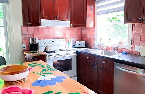 Hudson Appartement | Frida Kahlo-Themed Apartment for Families - Steps to Beach, Vibrant Art & Nature