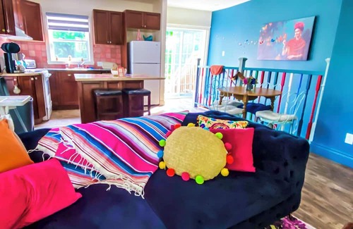 Hudson Appartement | Frida Kahlo-Themed Apartment for Families - Steps to Beach, Vibrant Art & Nature