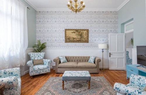 Downtown Cairo Appartement | `Downtown Sunny Hideaway: Vintage, 7 Balconies`