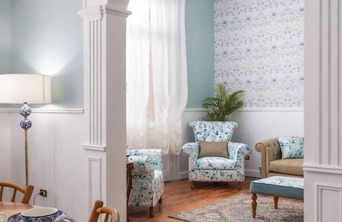 Downtown Cairo Appartement | `Downtown Sunny Hideaway: Vintage, 7 Balconies`