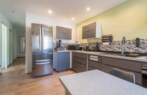 Woippy Lit Et Petit-Déjeuner | Chambre 30m² - Salon privé - 2TV - Wifi - 120m²