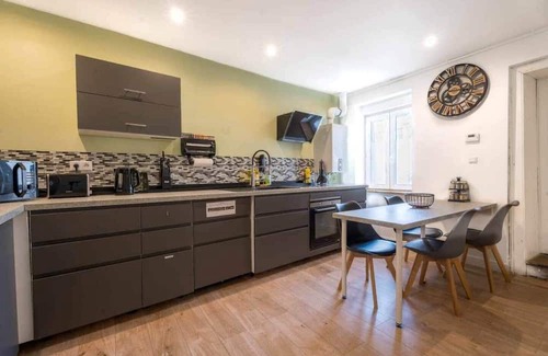 Woippy Lit Et Petit-Déjeuner | Chambre 30m² - Salon privé - 2TV - Wifi - 120m²