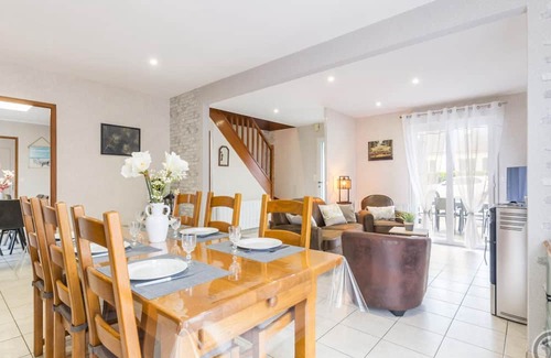 La Haye-du-Puits Cottage | Charming house with WiFi, terrace, pets allowed