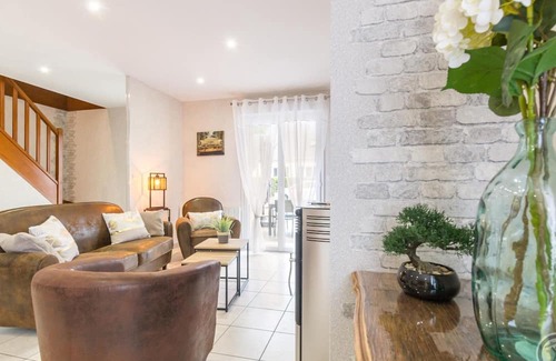 La Haye-du-Puits Cottage | Charming house with WiFi, terrace, pets allowed