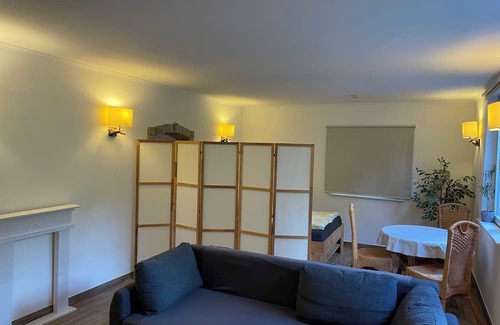 Glienicke/Nordbahn Appartement | Living in a green basement