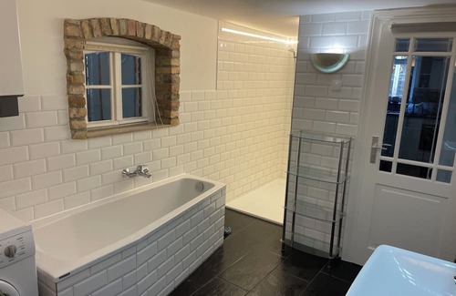 Glienicke/Nordbahn Appartement | Living in a green basement