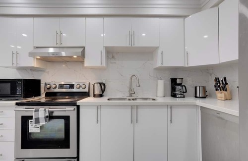 Vaughan Maison | Vaughan cozy room near Wonderland with office workspace with internet