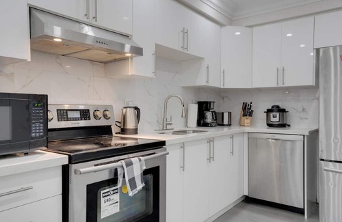 Vaughan Maison | Vaughan cozy room near Wonderland with office workspace with internet