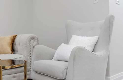 Vaughan Maison | Vaughan cozy room near Wonderland with office workspace with internet