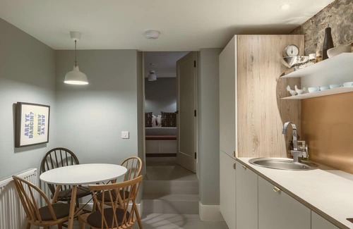 South Queensferry Maison | Historic 1600s townhouse in South Queensferry with Forth Bridge views and easy Edinburgh access.
