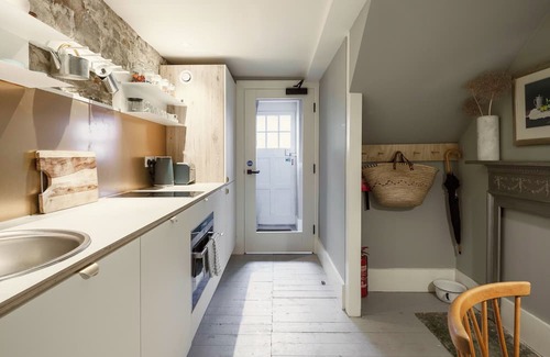 South Queensferry Maison | Historic 1600s townhouse in South Queensferry with Forth Bridge views and easy Edinburgh access.