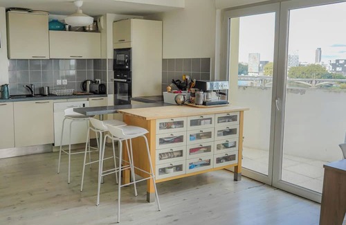 Ile Beaulieu Appartement | Spacious modern apartment with view of the Loire