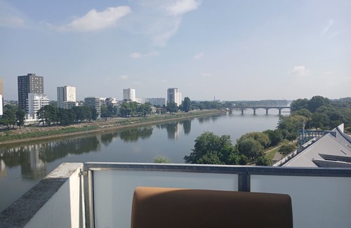 Ile Beaulieu Appartement | Spacious modern apartment with view of the Loire