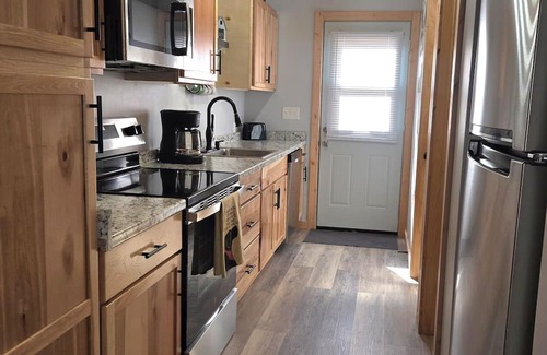 La Cygne Cabine | Enjoy our new cabin at Linn Valley Lakes Kansas. Gated community for safety.
