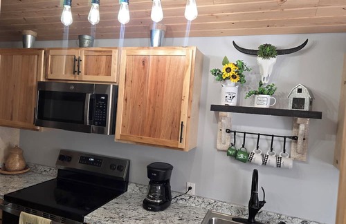 La Cygne Cabine | Enjoy our new cabin at Linn Valley Lakes Kansas. Gated community for safety.