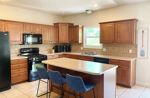 Bonne Terre Maison | Serene retreat with lake views. Long-term rental and family friendly.
