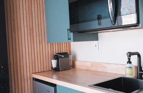 Center City Maison | Nordic Harbor | Room 1 | Acorn Oak