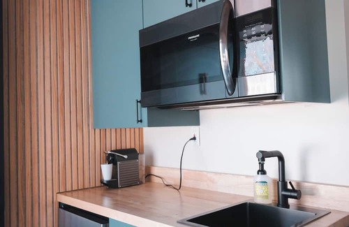 Center City Maison | Nordic Harbor | Room 1 | Acorn Oak