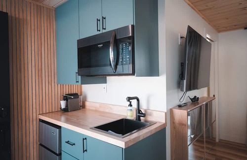 Center City Maison | Nordic Harbor | Room 1 | Acorn Oak
