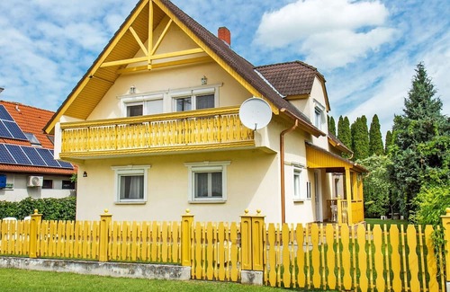 Balatonkeresztur Maison | Stunning villa for 5 guests with A/C, TV, terrace and parking
