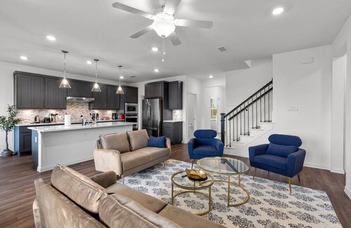 Haslet Maison | Haslet House · Luxury and Spacious Family Retreat w Jacuzzi