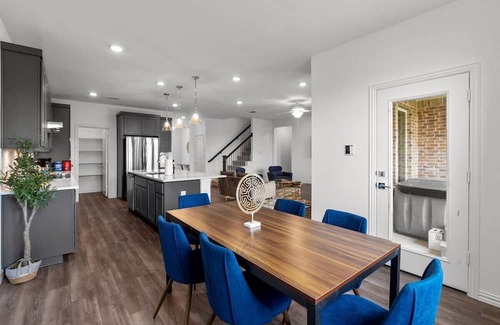 Haslet Maison | Haslet House · Luxury and Spacious Family Retreat w Jacuzzi