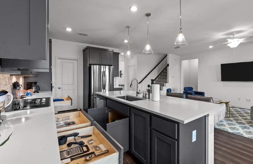 Haslet Maison | Haslet House · Luxury and Spacious Family Retreat w Jacuzzi
